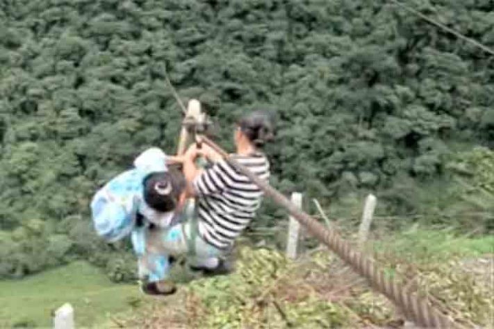 Em Uttarakhand, crianças atravessam rios caudalosos em vagonetas presas a cabos de aço - Reprodução do Youtube Canal WISE Channel