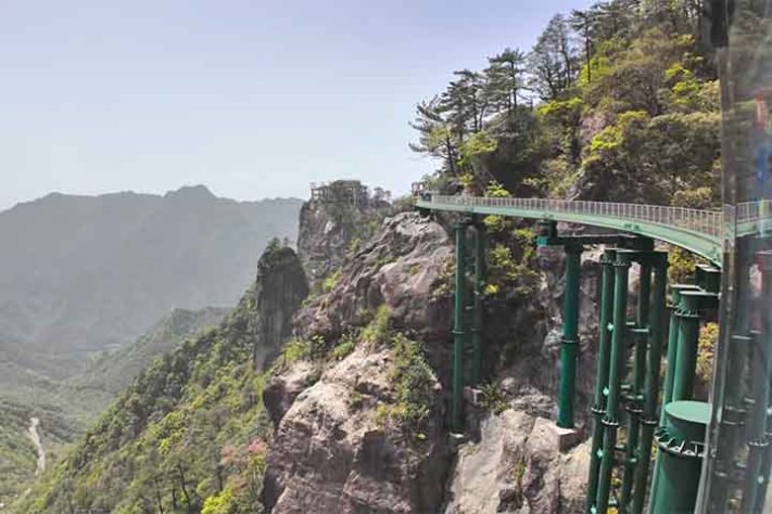 Passeio de trem na Montanha Dajue, China - Reprodução do Youtube Canal Travel East