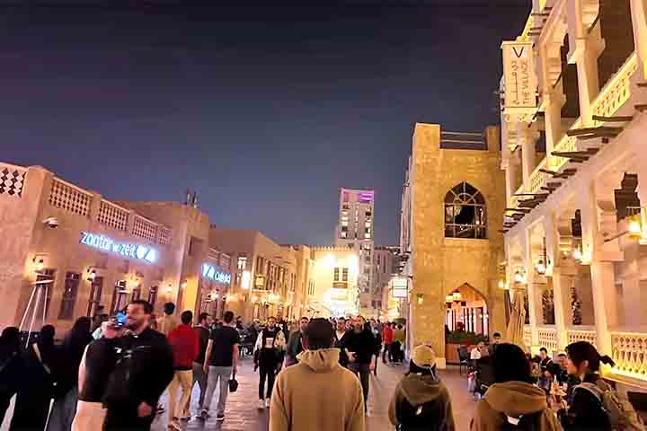 <p>Viver na cidade mais quente do mundo é prova de que a humanidade consegue se adaptar até às condições mais severas. Entre arquitetura inteligente, infraestrutura climatizada e rotinas noturnas, o calor deixa de ser apenas obstáculo e se torna parte da identidade coletiva.</p>
