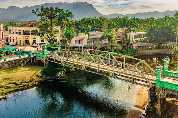 <p>O próprio Rio Nhundiaquara, que corta o centro da cidade, é uma atração local.</p>
