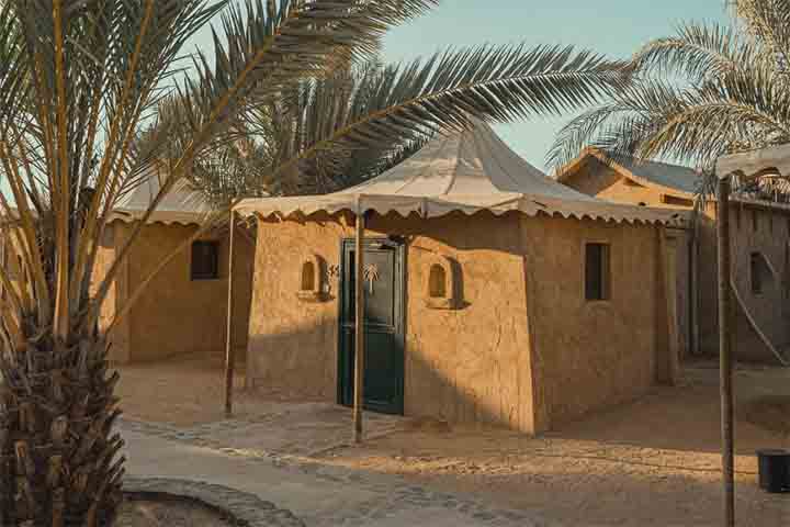 <p>O design do acampamento reflete a cultura local, com elementos que remetem ao estilo de vida beduíno, proporcionando uma imersão na cultura local.</p>
