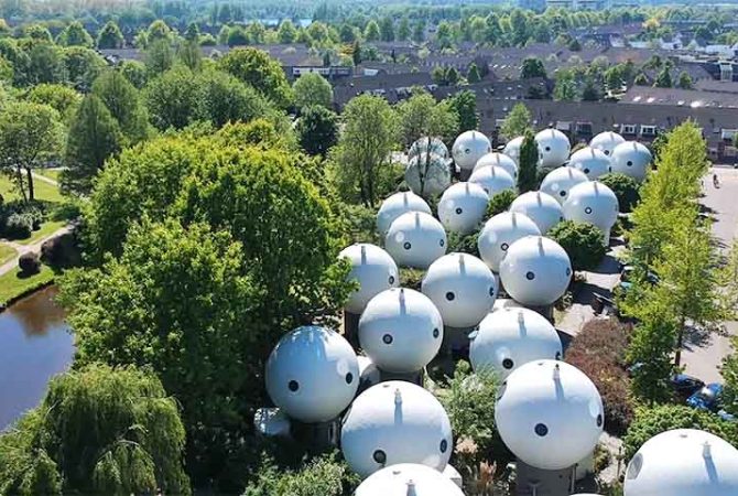 Projeto do governo holandês criou casas em formato de esfera com 5,5 metros de diâmetro e atrai turistas