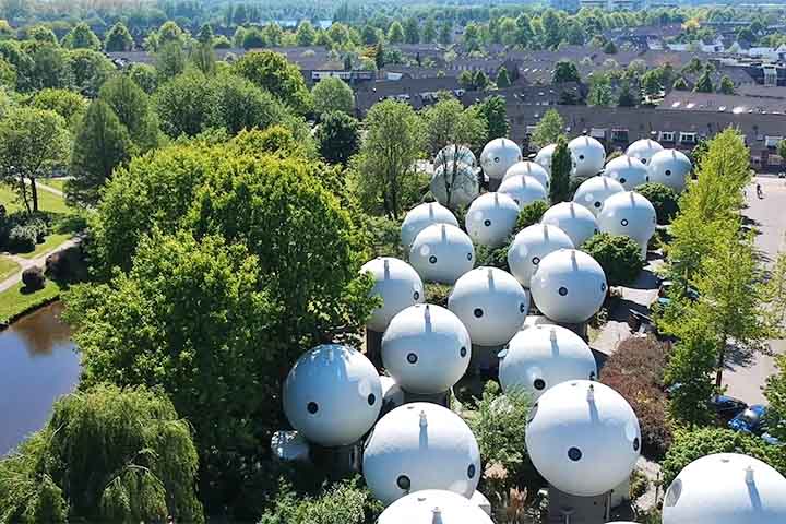 Bolwoningen, casas redondas holandesas localizadas no bairro de Maaspoort, em 's-Hertogenbosch, na Holanda - Reprodução do Youtube Canal Great Big Story