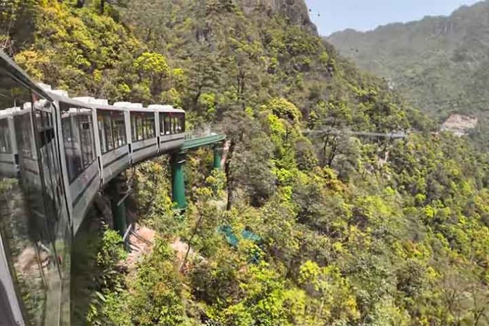 Passeio de trem na Montanha Dajue, China - Reprodução do Youtube Canal Travel East