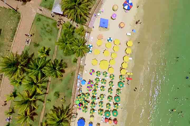 <p>A praia conta com estrutura simples para visitantes, como barracas e restaurantes rústicos, mas mantém clima sossegado e organizado, com controle de acesso em períodos de grande movimento.</p>
