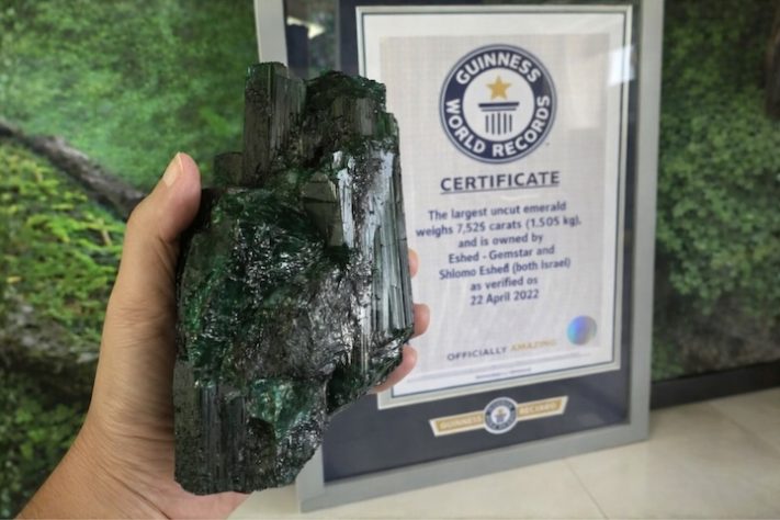 Maior esmeralda não lapidada já encontrada foi achada na Zâmbia – Divulgação/Guinness World Records