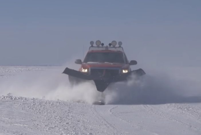 Voluntários criam 'estrada de gelo' sobre o Lago Winnebago, em Wisconsin – Reprodução/NBC 26