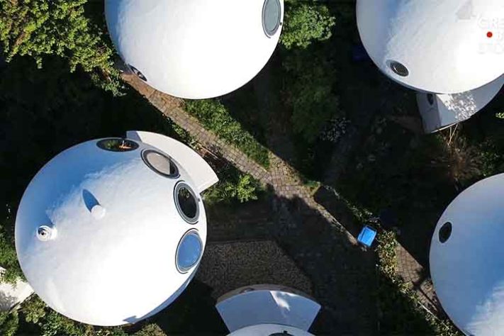 Bolwoningen, casas redondas holandesas localizadas no bairro de Maaspoort, em 's-Hertogenbosch, na Holanda - Reprodução do Youtube Canal Great Big Story