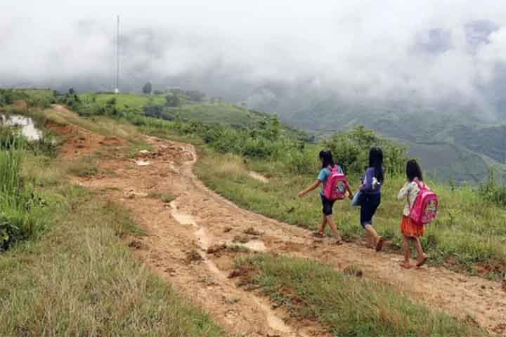 <p>Após a travessia, as crianças ainda enfrentam uma longa caminhada de cerca de cinco horas por trilhas íngremes até a escola, onde ficam alojadas durante a semana.</p>
