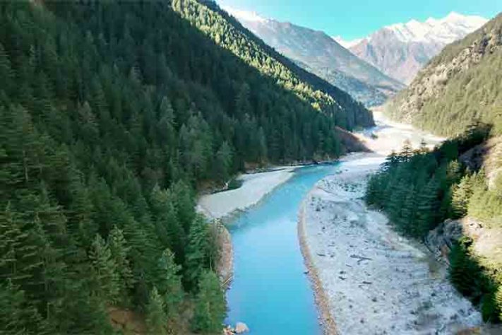 Aldeias de Uttarakhand - Em Uttarakhand, crianças atravessam rios caudalosos em vagonetas presas a cabos de aço - Reprodução do Youtube Canal Kanishk Gupta