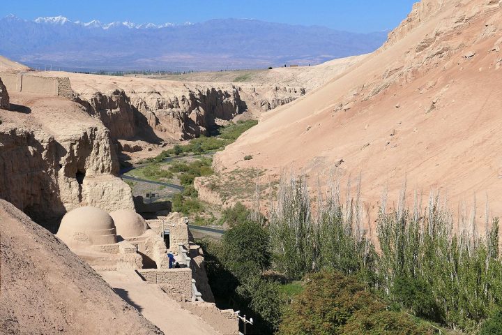 <p>Arqueologicamente, a região do Taklamakan também é importante: em suas bordas e dentro de oásis adjacentes foram encontradas ruínas antigas e sítios históricos relacionados às civilizações antigas.</p>
