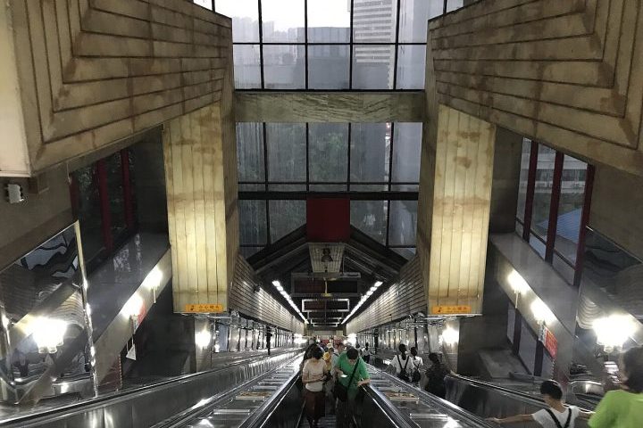 <p>Especialistas apontam que, embora não substituam sistemas de alta capacidade, essas estruturas se mostram eficientes como solução complementar em cidades densas e com relevo complexo.</p>
