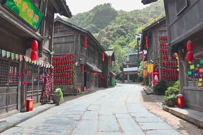 Passeio de trem na Montanha Dajue, China - Reprodução do Youtube Canal Travel East