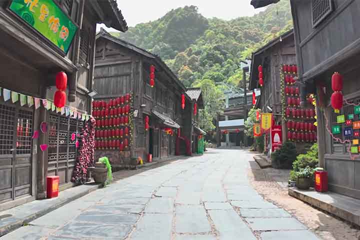 <p>O acesso se dá a partir de Dajue Town, pequena cidade ao pé da serra preparada para receber os turistas.</p>
