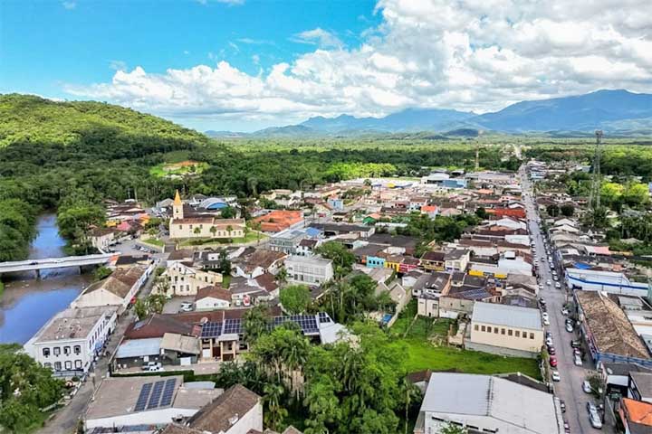 <p>Trata-se de Morretes, cidade fundada em 1733 com pouco mais de 18 mil habitantes e a apenas 70 km de Curitiba.</p>
