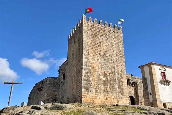 Outro marco importante é o Castelo de Belmonte, antiga residência da família Cabral e onde viveu Fernão Cabral, pai de Pedro Álvares Cabral. A fortificação medieval, erguida em posição estratégica, é um dos principais símbolos históricos da vila e oferece vista privilegiada da região.