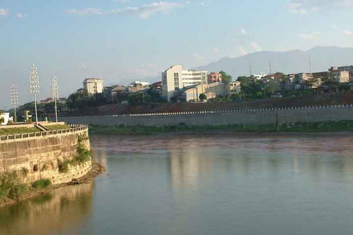 Rio Nam Chim - Em Huoi Ha pais colocam os filhos dentro de sacolas de nylon para cruzar o rio Nam Chim - Dotuanhungdaklak /Wikimédia Commons