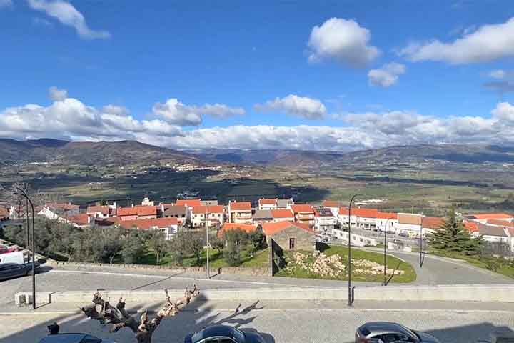 <p>Localizada na Serra da Estrela, a aproximadamente 300 km de Lisboa, a localidade integra a rede das 12 “Aldeias Históricas de Portugal”.</p>
