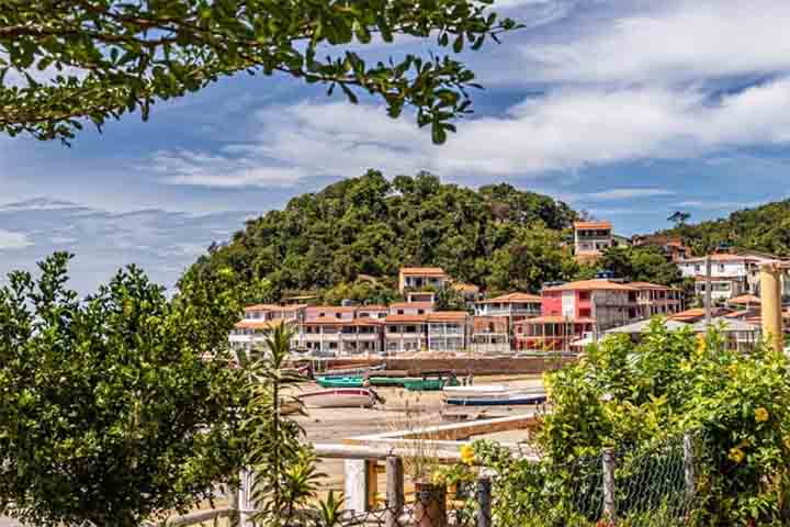 <p>Com seu formato que remete a uma estrela de 15 pontas, a ilha se destaca pela biodiversidade da Mata Atlântica e por praias de águas cristalinas e mornas.</p>
