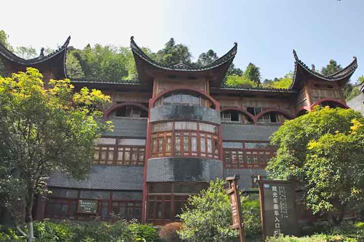 <p>O circuito também inclui o Templo Dajue, construído literalmente entre grandes rochas, com salas de estudo budistas e uma caverna destinada à leitura e cânticos.</p>
