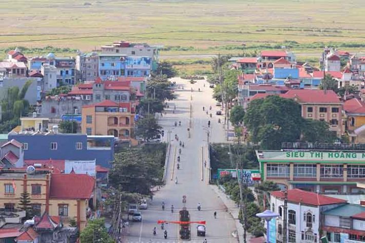 Điện Biên Phủ - Em Huoi Ha pais colocam os filhos dentro de sacolas de nylon para cruzar o rio Nam Chim - Tycho/Wikimédia Commons
