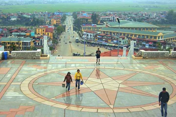 Dien Bien Phu - Em Huoi Ha pais colocam os filhos dentro de sacolas de nylon para cruzar o rio Nam Chim - Reprodução do Flickr Zeke Mermell