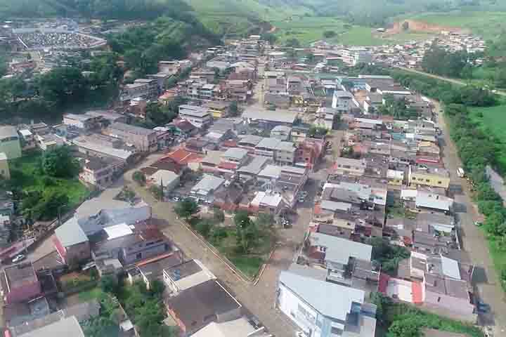 <p>Além da presença estatal, a própria comunidade se organiza para manter a ordem: um grupo de WhatsApp serve como ferramenta de monitoramento coletivo, onde qualquer movimentação atípica é reportada rapidamente.</p>
