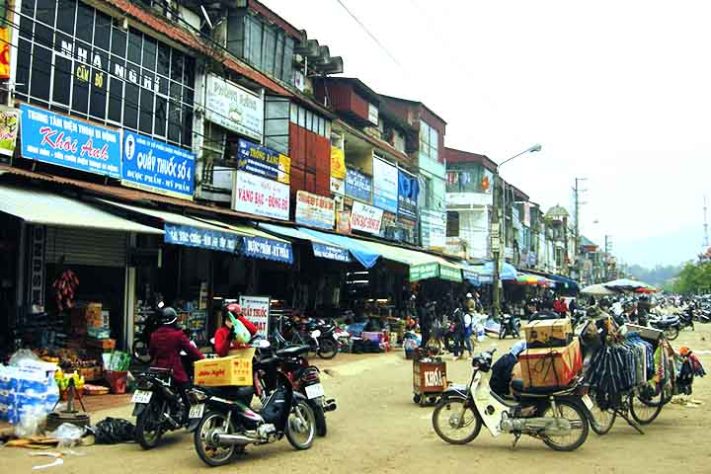 Dien Bien Phu - Em Huoi Ha pais colocam os filhos dentro de sacolas de nylon para cruzar o rio Nam Chim - Reprodução do Flickr Zeke Mermell