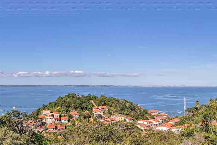 <p>Por ser uma Reserva de Desenvolvimento Sustentável, a infraestrutura da ilha é cuidadosamente planejada para minimizar o impacto humano.</p>
