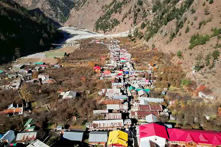 <p>Uttarakhand é um estado localizado no norte da Índia, na região do Himalaia, conhecido por suas paisagens montanhosas, florestas densas e rios sagrados como o Ganges e o Yamuna.</p>
