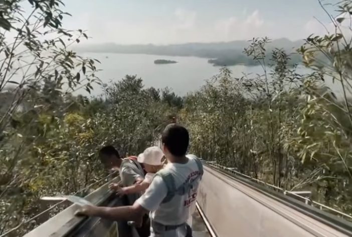 Escada rolante na China – Reprodução/YouTube