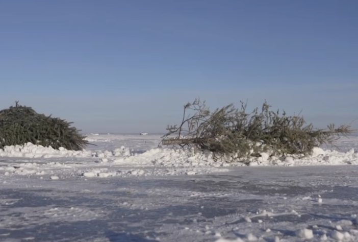 Voluntários criam 'estrada de gelo' sobre o Lago Winnebago, em Wisconsin – Reprodução/NBC 26