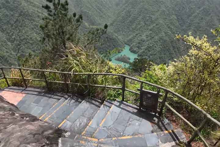 <p>Também é possível ver uma cidade histórica cenográfica, templos encaixados entre rochas, pontes e teleféricos.</p>

