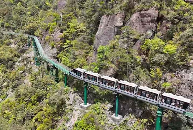 De tirar o fôlego! Passeio de trem a 1.200 metros de altura em meio a falésias impressiona turistas na China
