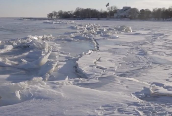 Voluntários criam 'estrada de gelo' sobre o Lago Winnebago, em Wisconsin – Reprodução/NBC 26