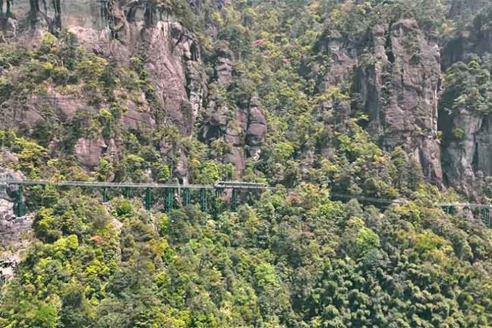 Passeio de trem na Montanha Dajue, China - Reprodução do Youtube Canal Travel East