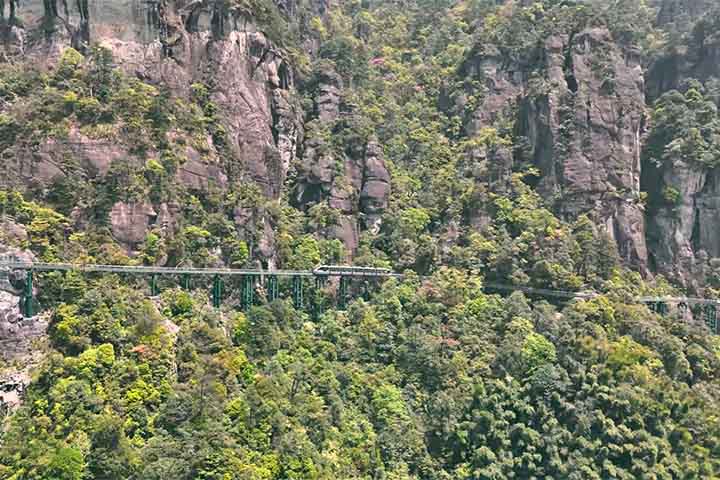 <p>O trajeto acompanha falésias e conecta diversos atrativos, como plataformas de observação suspensas e mirantes.</p>
