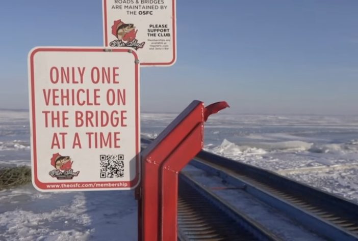 Voluntários criam 'estrada de gelo' sobre o Lago Winnebago, em Wisconsin – Reprodução/NBC 26