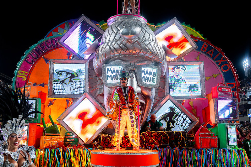 <p>O movimento cultural de contracultura Manguebeat surgiu em Recife, Pernambuco, no início dos anos 1990, com o objetivo de promover uma renovação artística e denunciar as desigualdades sociais.</p>
