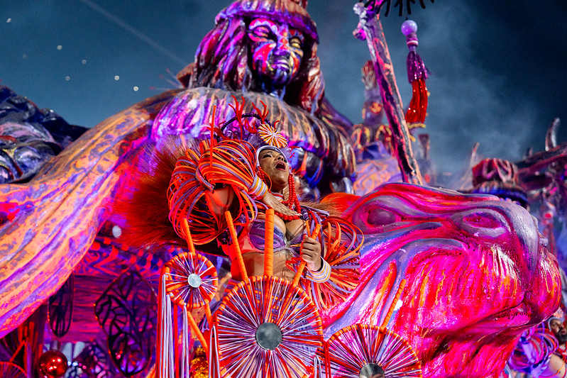 <p>Dessa forma, a Tricolor de Caxias mergulhou na lama dos manguezais para mostrar que de lá brota cultura, além de transformação política e social. Isso tudo a partir dos toques das alfaias, da dança dos caboclos de lança e das letras de Chico Science.</p>
