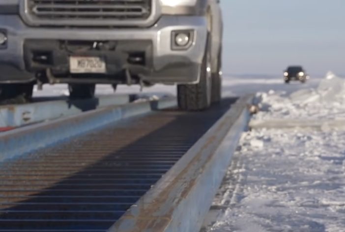 Voluntários criam 'estrada de gelo' sobre o Lago Winnebago, em Wisconsin – Reprodução/NBC 26