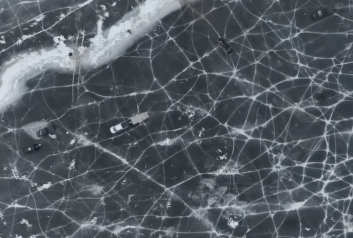 Voluntários criam 'estrada de gelo' sobre o Lago Winnebago, em Wisconsin – Reprodução/NBC 26