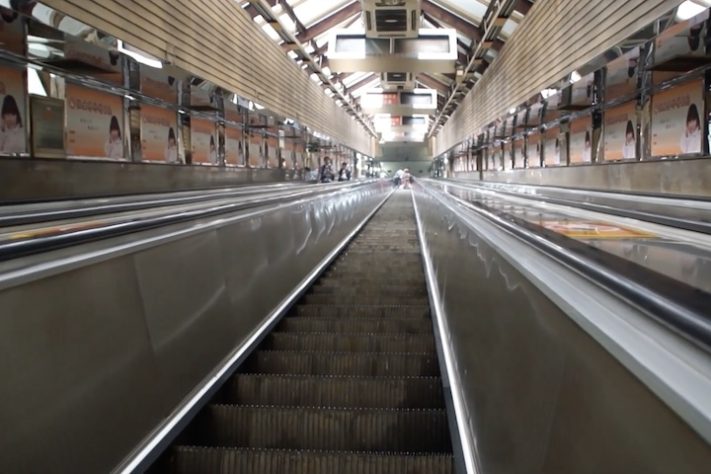 Escada rolante na China – Reprodução/YouTube