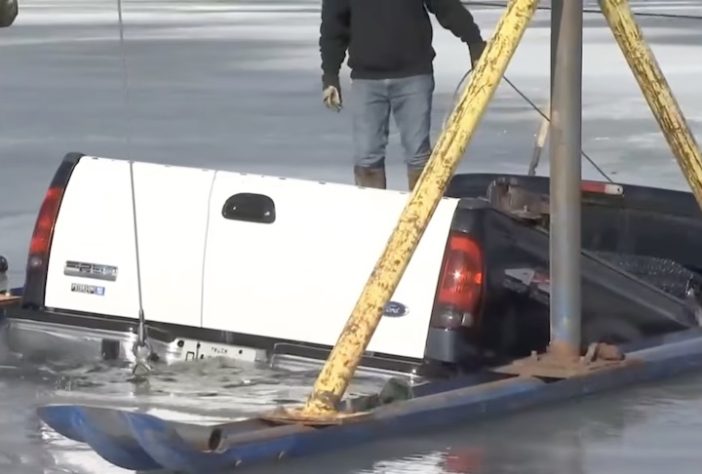 Voluntários criam 'estrada de gelo' sobre o Lago Winnebago, em Wisconsin – Reprodução/NBC 26