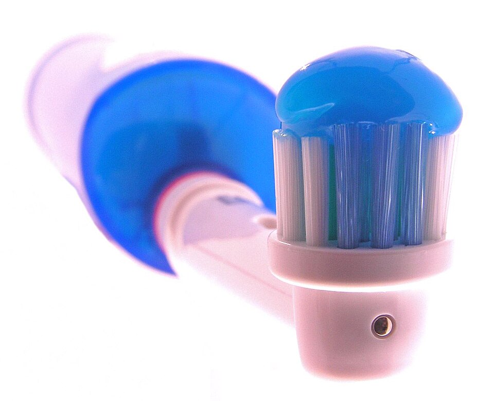 <p>Os íons fluoreto se incorporam à estrutura mineral dos dentes, tornando-a mais resistente ao ataque de ácidos produzidos pelas bactérias da boca. Dessa forma, o flúor presente no creme dental atua como um protetor, e não como uma ameaça.</p>
