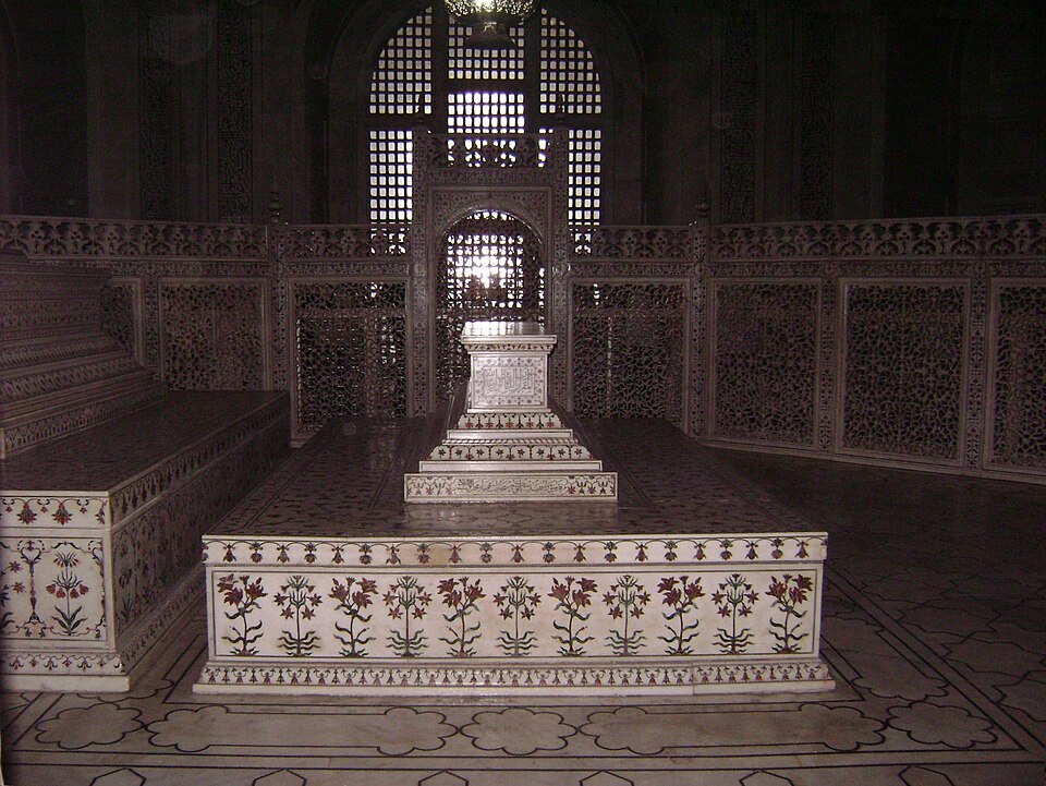<p>No interior do Taj Mahal repousa Mumtaz Mahal, ao lado de Shah Jahan, que morreu em 1666. O túmulo duplo simboliza a união eterna do casal, reforçando o caráter romântico e espiritual da construção.</p>
