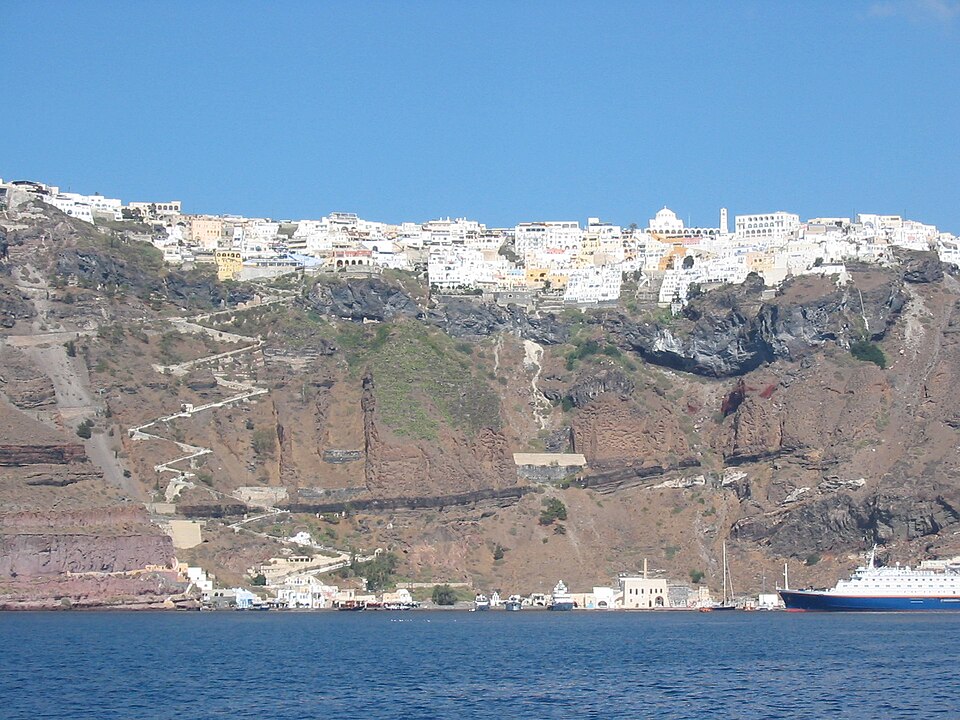 <p>Santorini possui praias únicas, como a Praia Vermelha, com falésias avermelhadas, e Kamari e Perissa, com areia negra vulcânica. Esses cenários exóticos tornam o litoral da ilha diferente de qualquer outro.</p>
