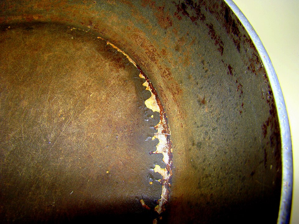 <p>Quando a superfície antiaderente é danificada, milhares de nanopartículas de PTFE podem se desprender. Ainda faltam estudos conclusivos sobre os efeitos da ingestão dessas partículas, mas a dúvida reforça a necessidade de cautela.</p>
