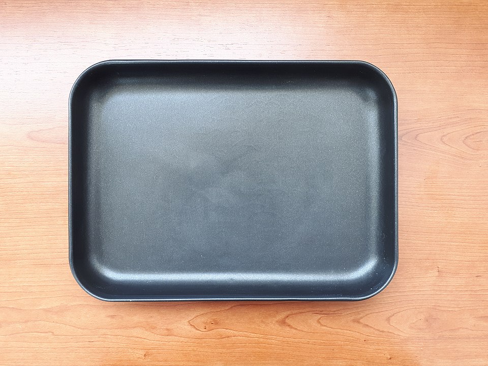 <p>A empresa DuPont foi responsável por patentear o nome Teflon e popularizar o material. Sua aplicação inicial não foi na cozinha, mas em indústrias diversas, graças à resistência e estabilidade química que o tornavam útil em ambientes extremos.</p>
