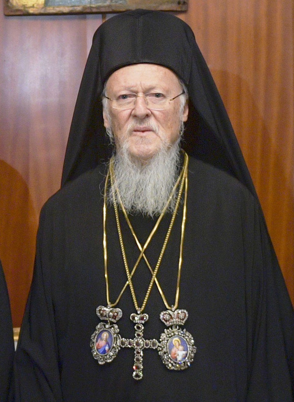 <p>Não existe um papa na ortodoxia. Cada igreja nacional é liderada por um patriarca ou arcebispo, e todos são considerados iguais em dignidade. O Patriarca de Constantinopla é visto como “primeiro entre iguais”. Bartolomeu I ocupa a função desde 22 de outubro de 1991.</p>
